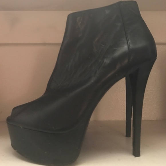 Gianni Bini Black Leather Heeled Boots - Picture 2 of 8